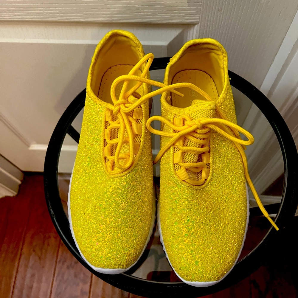 Girls Forever 21 Size 6 Yellow Glitter shoes.